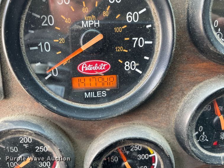 image for item LY9653 2013 Peterbilt 320  refuse truck