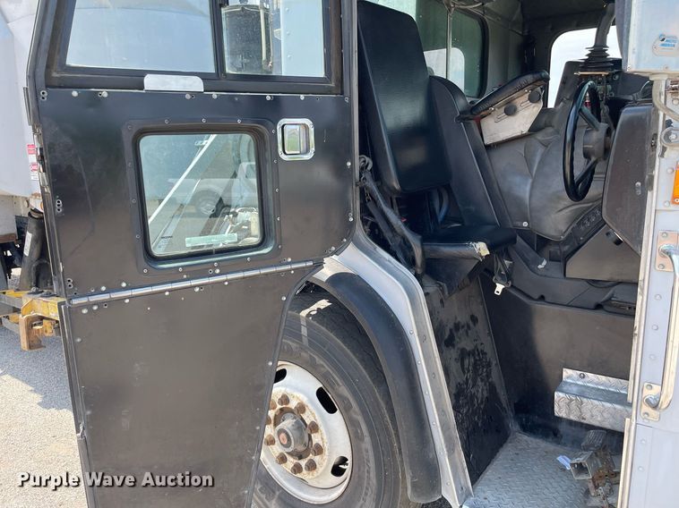 image for item LY9653 2013 Peterbilt 320  refuse truck