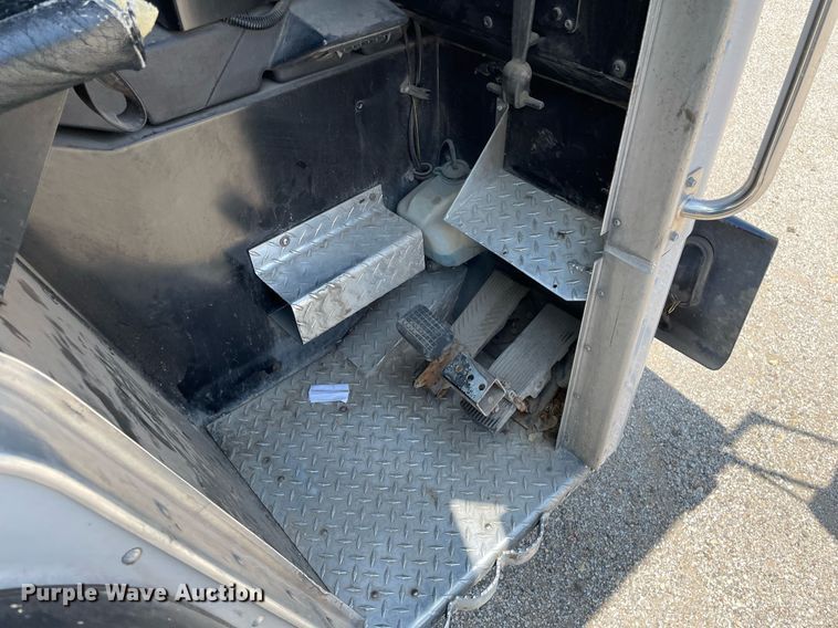 image for item LY9653 2013 Peterbilt 320  refuse truck