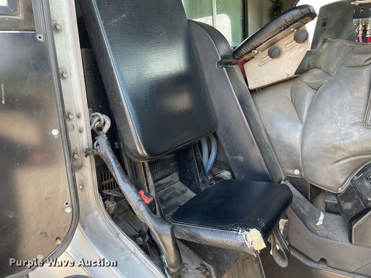 image for item LY9653 2013 Peterbilt 320  refuse truck