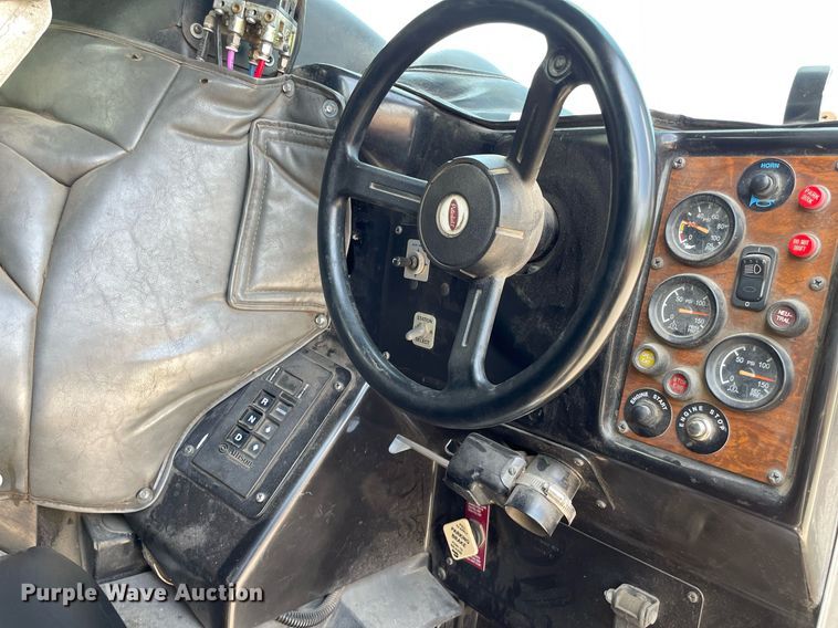 image for item LY9653 2013 Peterbilt 320  refuse truck