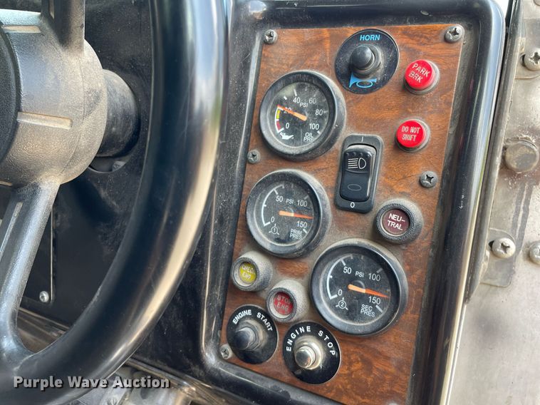 image for item LY9653 2013 Peterbilt 320  refuse truck