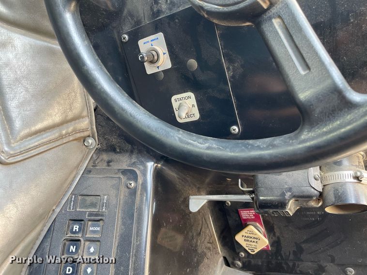 image for item LY9653 2013 Peterbilt 320  refuse truck