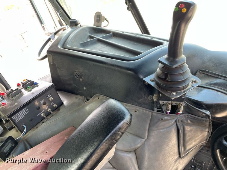 image for item LY9653 2013 Peterbilt 320  refuse truck