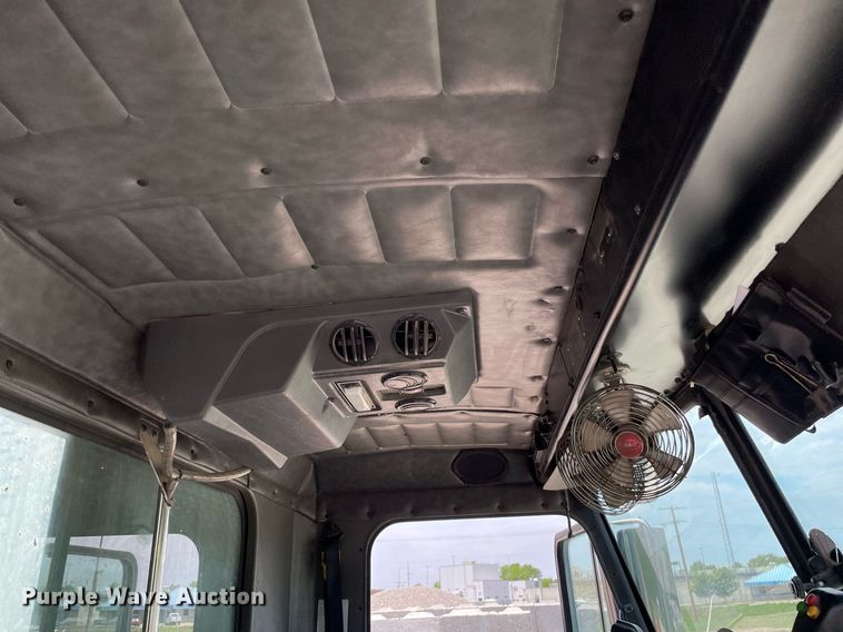 image for item LY9653 2013 Peterbilt 320  refuse truck