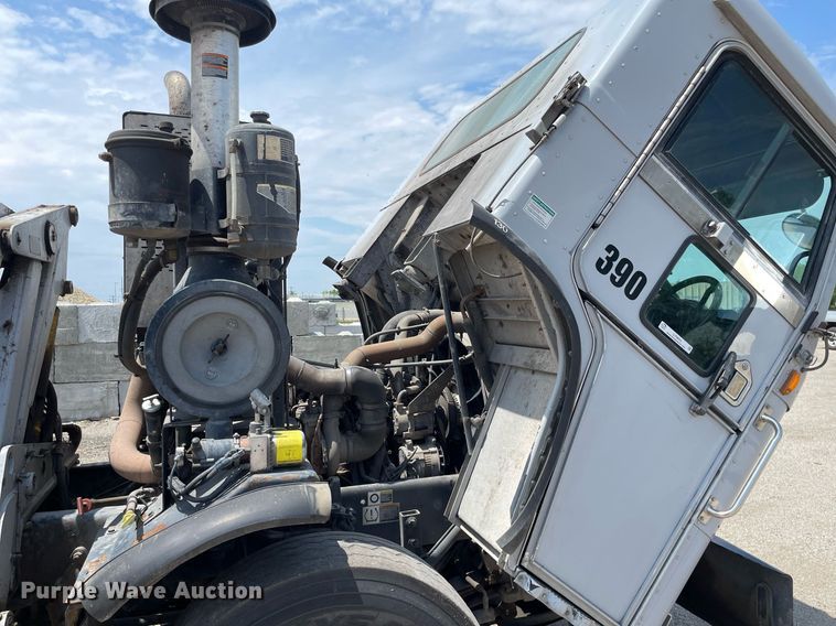 image for item LY9653 2013 Peterbilt 320  refuse truck