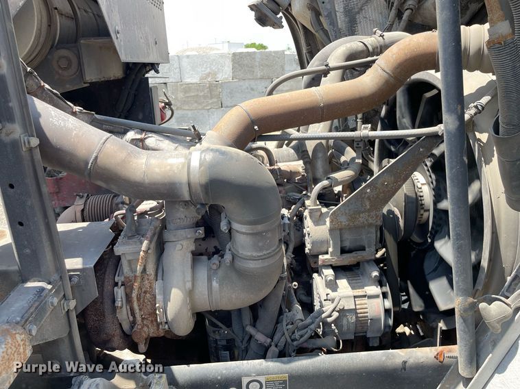 image for item LY9653 2013 Peterbilt 320  refuse truck