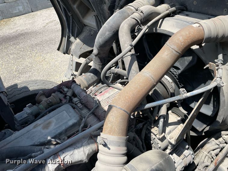 image for item LY9653 2013 Peterbilt 320  refuse truck