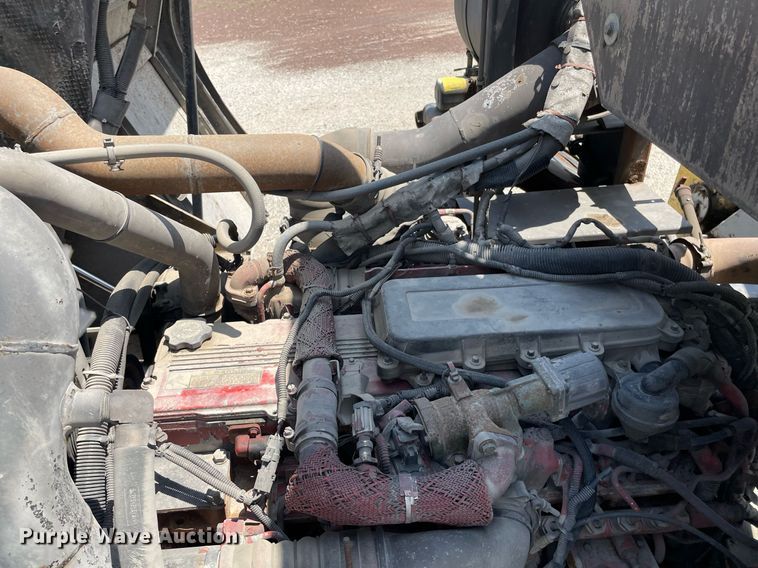 image for item LY9653 2013 Peterbilt 320  refuse truck