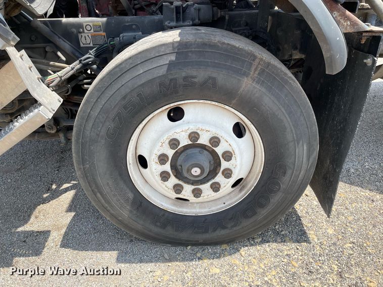 image for item LY9653 2013 Peterbilt 320  refuse truck