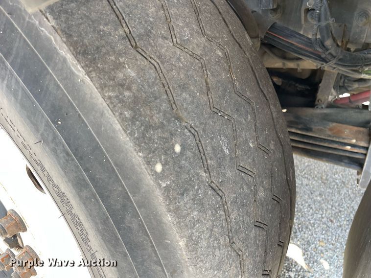 image for item LY9653 2013 Peterbilt 320  refuse truck