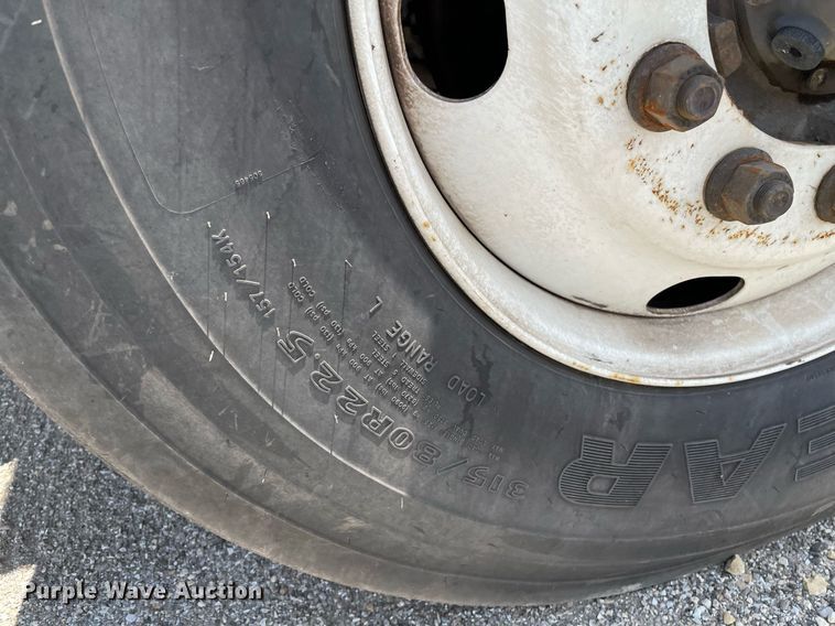 image for item LY9653 2013 Peterbilt 320  refuse truck