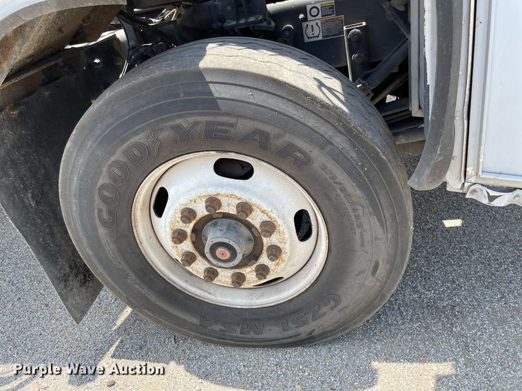 image for item LY9653 2013 Peterbilt 320  refuse truck