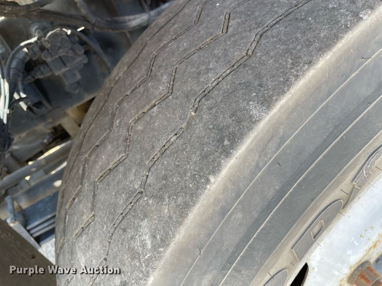 image for item LY9653 2013 Peterbilt 320  refuse truck