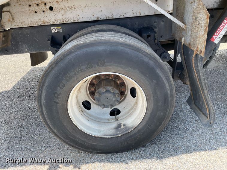 image for item LY9653 2013 Peterbilt 320  refuse truck