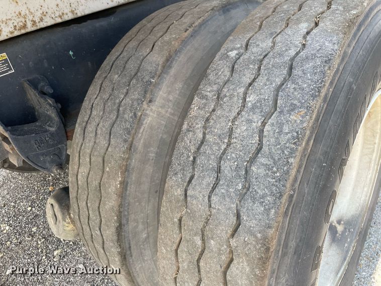 image for item LY9653 2013 Peterbilt 320  refuse truck