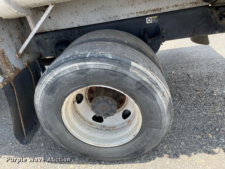 image for item LY9653 2013 Peterbilt 320  refuse truck