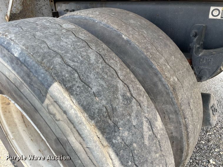 image for item LY9653 2013 Peterbilt 320  refuse truck