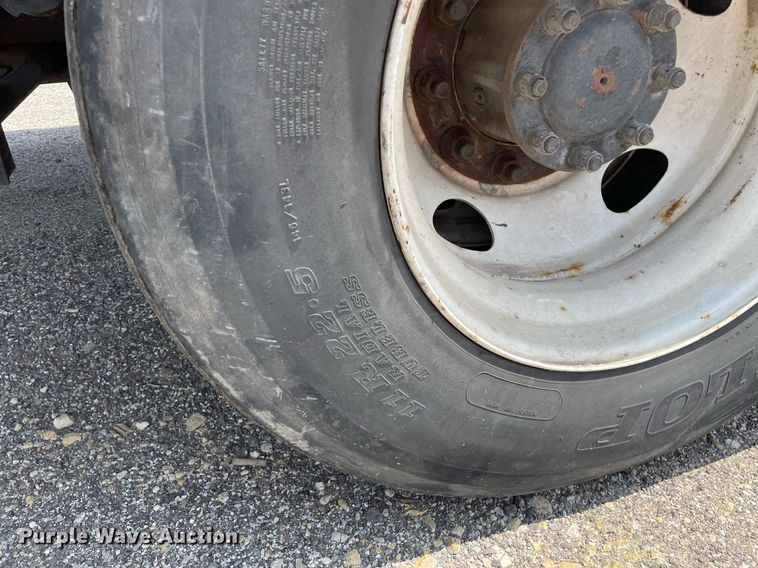 image for item LY9653 2013 Peterbilt 320  refuse truck