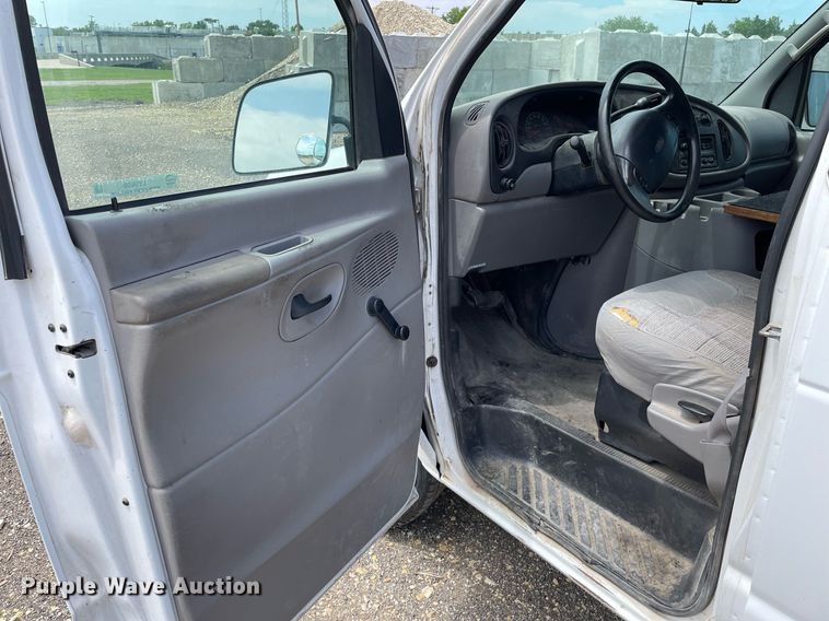 image for item LY9656 2001 Ford Econoline E250  van