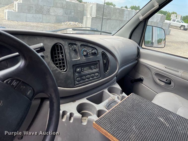 image for item LY9656 2001 Ford Econoline E250  van