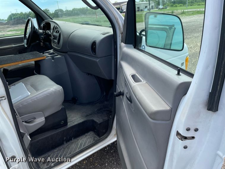image for item LY9656 2001 Ford Econoline E250  van