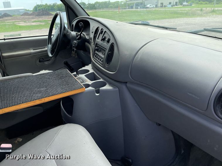 image for item LY9656 2001 Ford Econoline E250  van