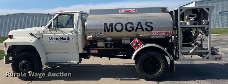 image for item LY9666 1990 Ford F600  fuel truck
