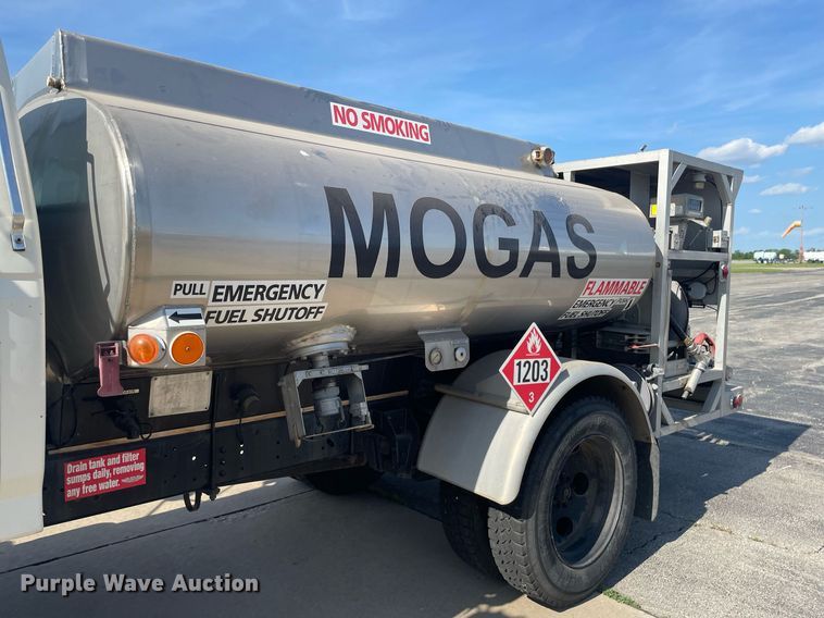 image for item LY9666 1990 Ford F600  fuel truck