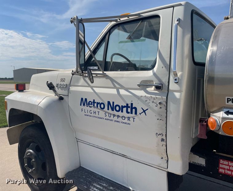 image for item LY9666 1990 Ford F600  fuel truck