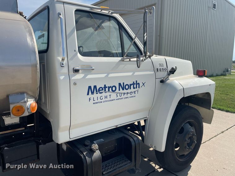 image for item LY9666 1990 Ford F600  fuel truck