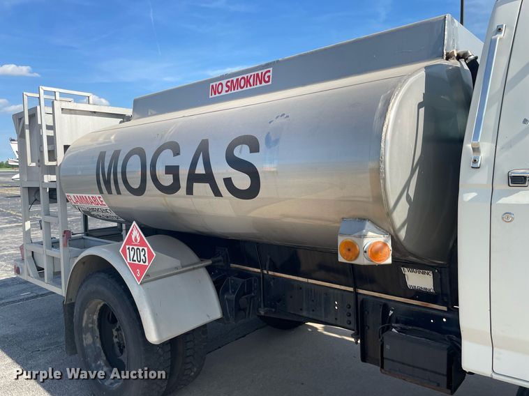 image for item LY9666 1990 Ford F600  fuel truck