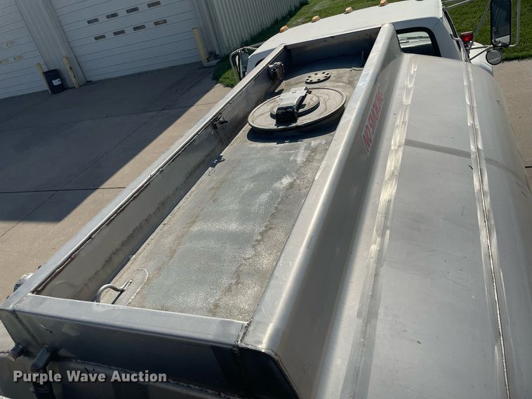 image for item LY9666 1990 Ford F600  fuel truck