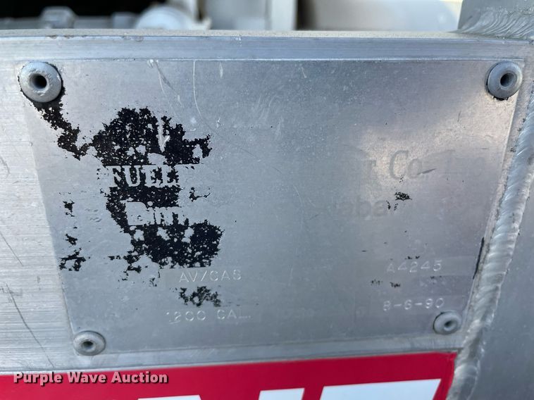 image for item LY9666 1990 Ford F600  fuel truck