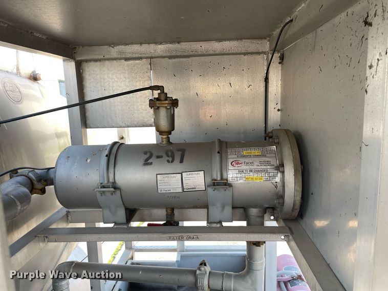 image for item LY9666 1990 Ford F600  fuel truck