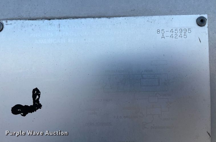 image for item LY9666 1990 Ford F600  fuel truck