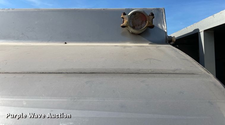 image for item LY9666 1990 Ford F600  fuel truck