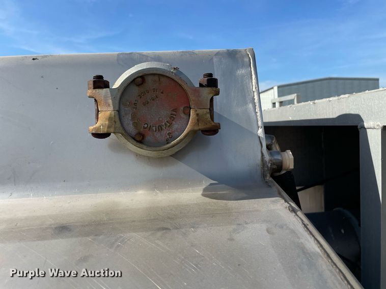 image for item LY9666 1990 Ford F600  fuel truck