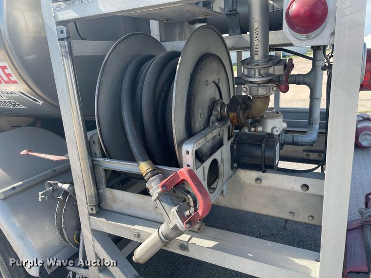 image for item LY9666 1990 Ford F600  fuel truck