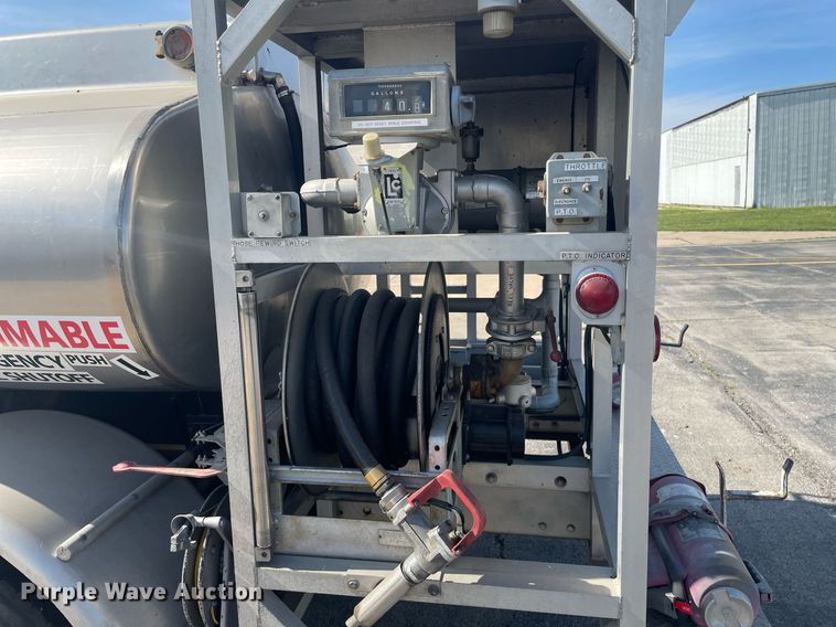 image for item LY9666 1990 Ford F600  fuel truck