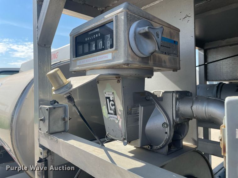 image for item LY9666 1990 Ford F600  fuel truck