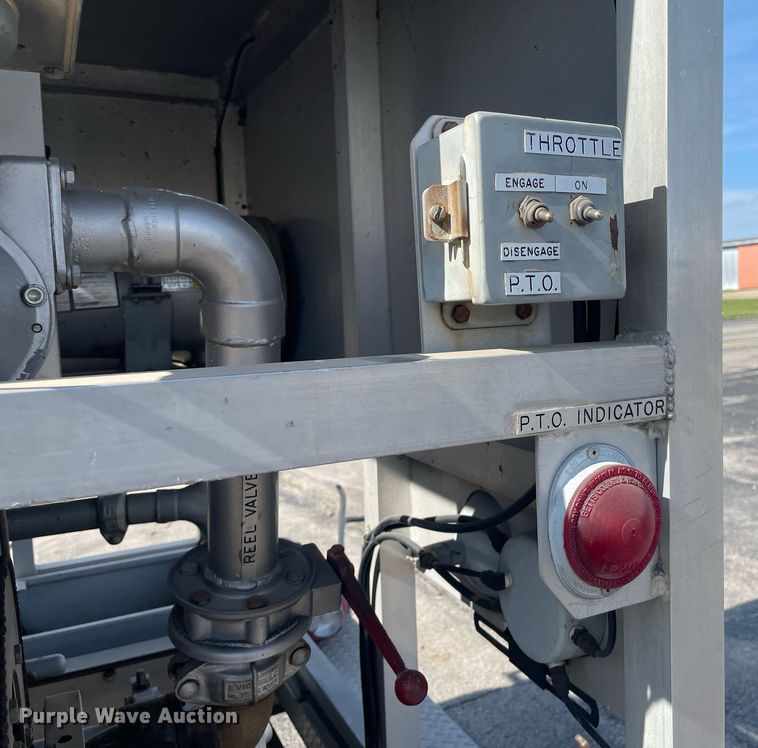 image for item LY9666 1990 Ford F600  fuel truck