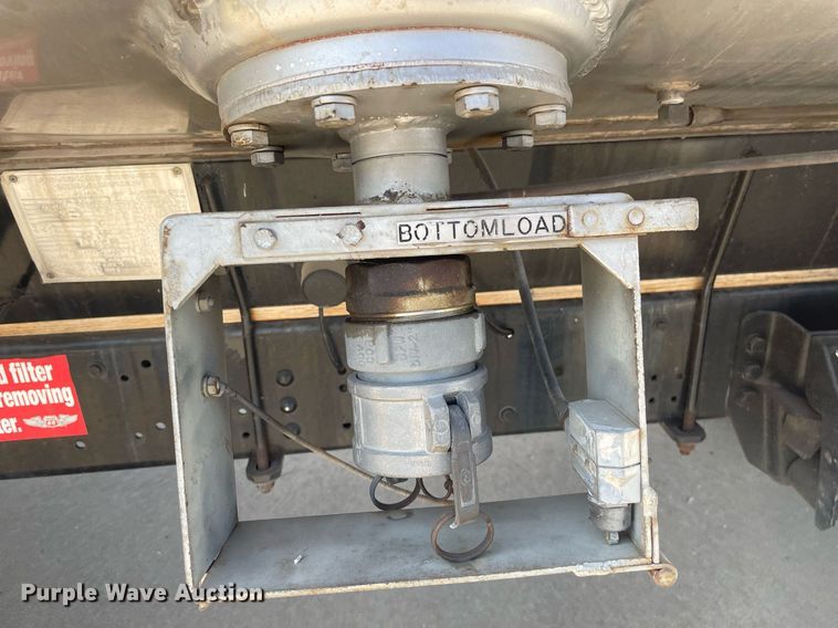 image for item LY9666 1990 Ford F600  fuel truck