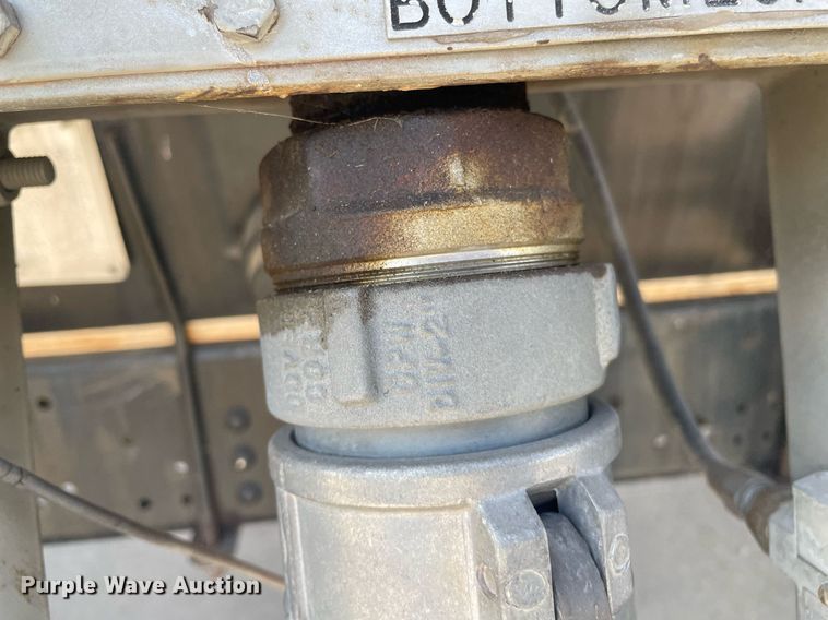 image for item LY9666 1990 Ford F600  fuel truck