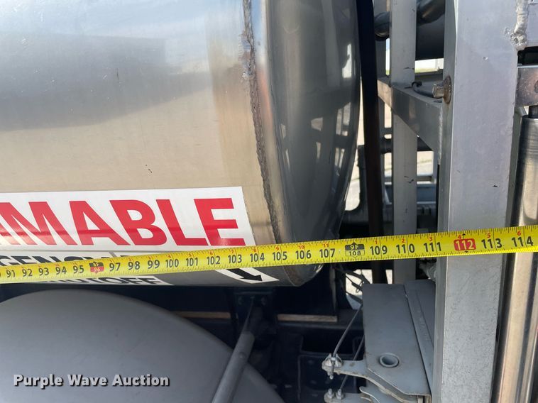 image for item LY9666 1990 Ford F600  fuel truck