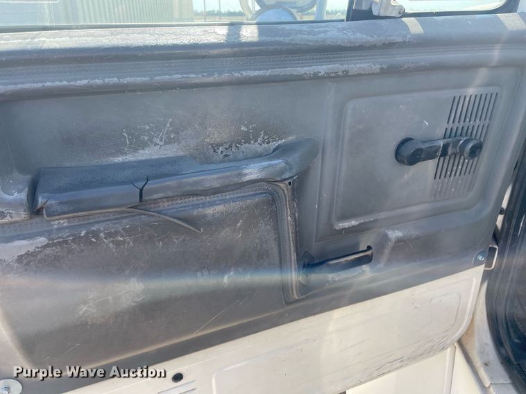 image for item LY9666 1990 Ford F600  fuel truck