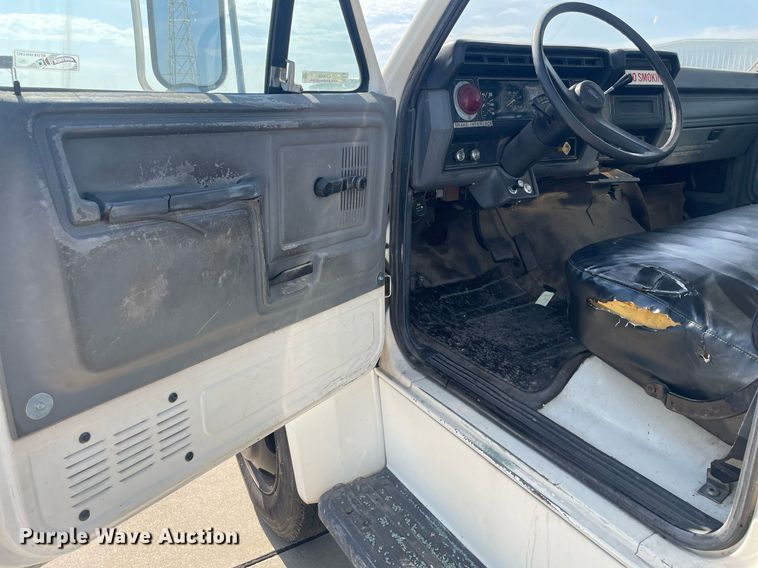 image for item LY9666 1990 Ford F600  fuel truck