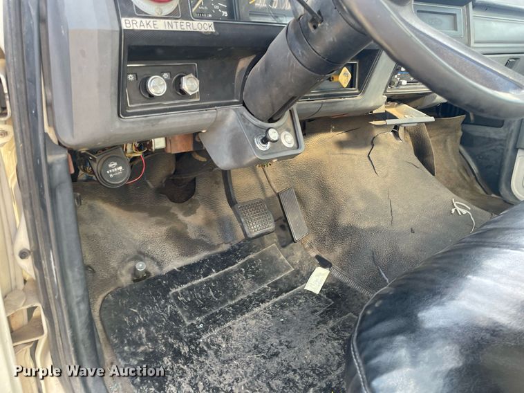 image for item LY9666 1990 Ford F600  fuel truck