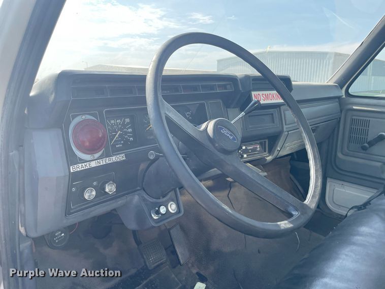 image for item LY9666 1990 Ford F600  fuel truck