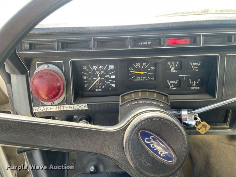 image for item LY9666 1990 Ford F600  fuel truck